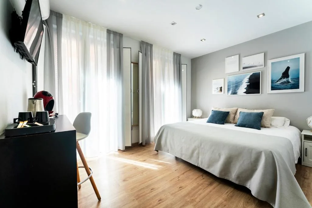 Camera con letto matrimoniale grande e balcone — Infinium Zamora Suites con parking