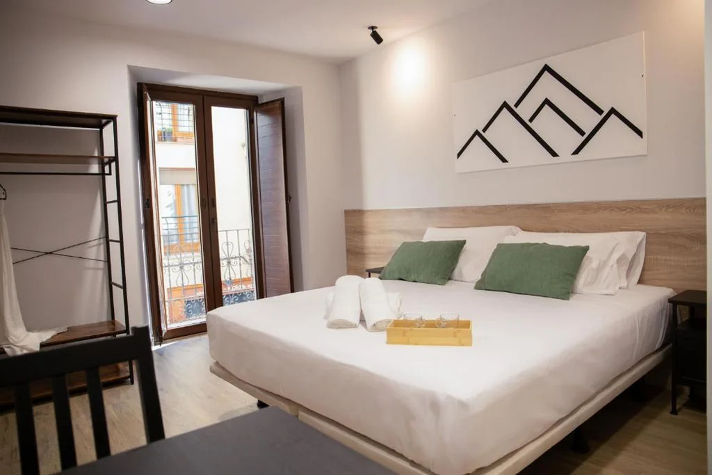Deluxe-Doppelzimmer mit Balkon — Inkigo Rooms