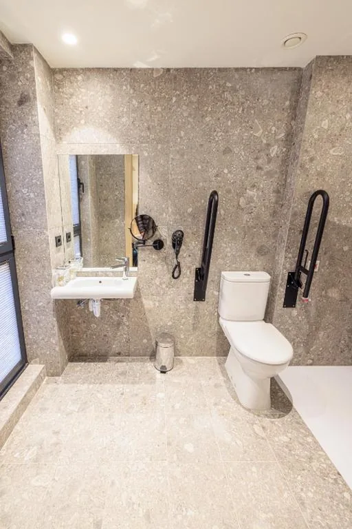 Habitación Doble adaptada para personas con movilidad reducida — Inn Boutique León
