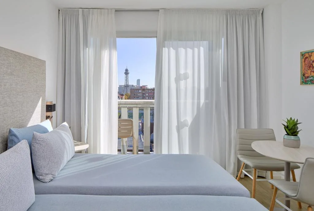 The Studio met tussendeur en balkon — INNSiDE by Meliá Barcelona Apolo
