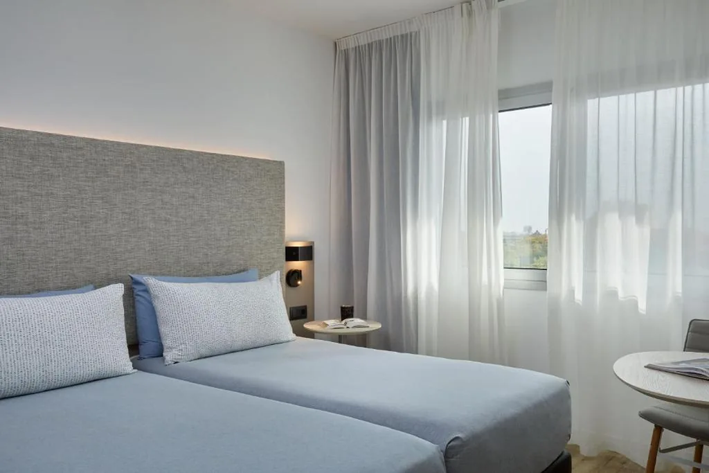 The Studio met tussendeur en uitzicht op de stad — INNSiDE by Meliá Barcelona Apolo