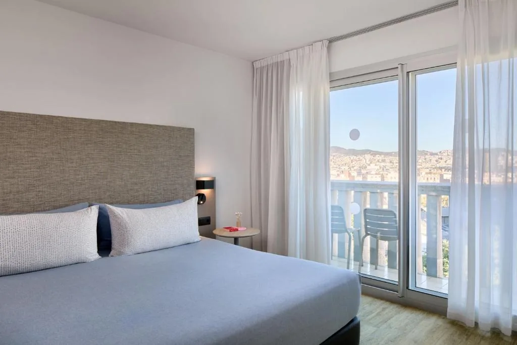 The Townhouse met balkon — INNSiDE by Meliá Barcelona Apolo