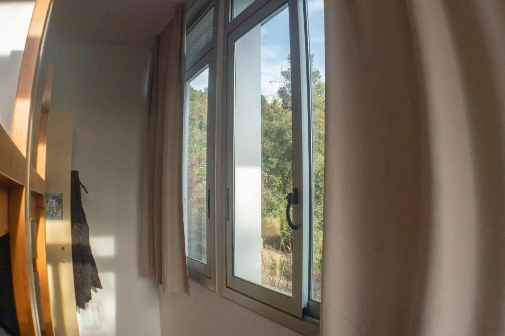Cama en habitación compartida femenina de 10 camas con baño privado — Inout