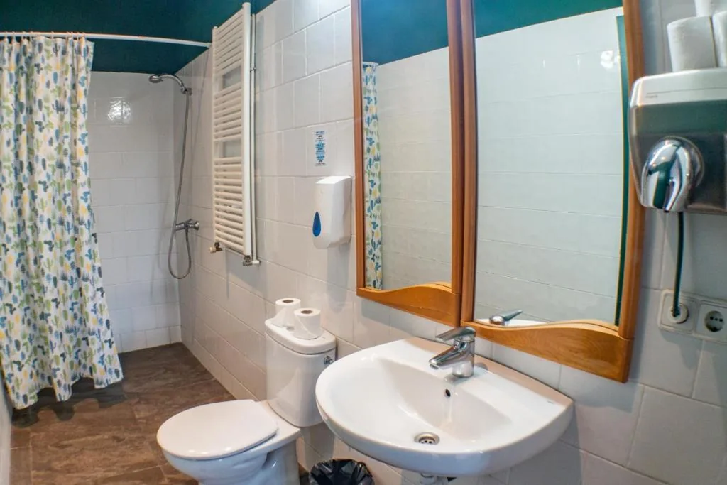 Cama en habitación compartida mixta de 10 camas con baño privado — Inout