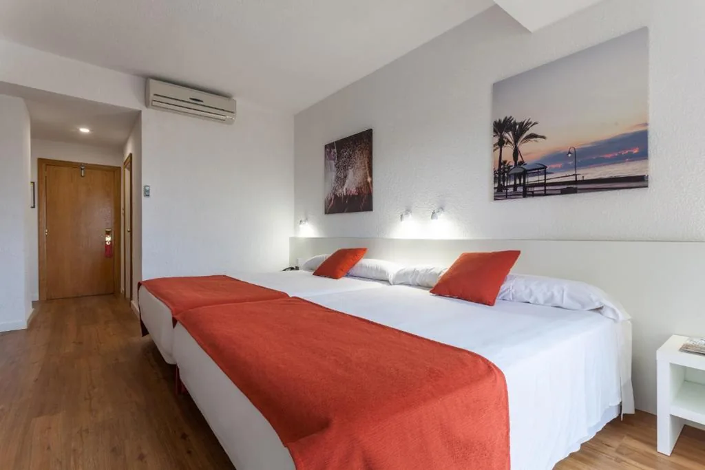 Habitación Doble con 2 camas supletorias (2 adultos + 2 niños) — Intelier Orange