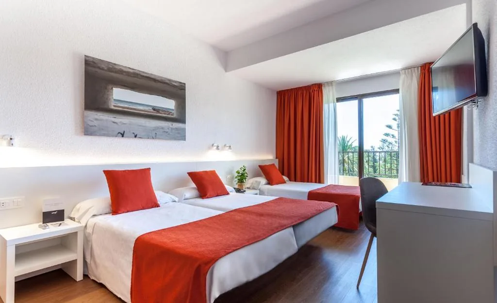Habitación Doble con cama supletoria - 1 o 2 camas (3 adultos) — Intelier Orange