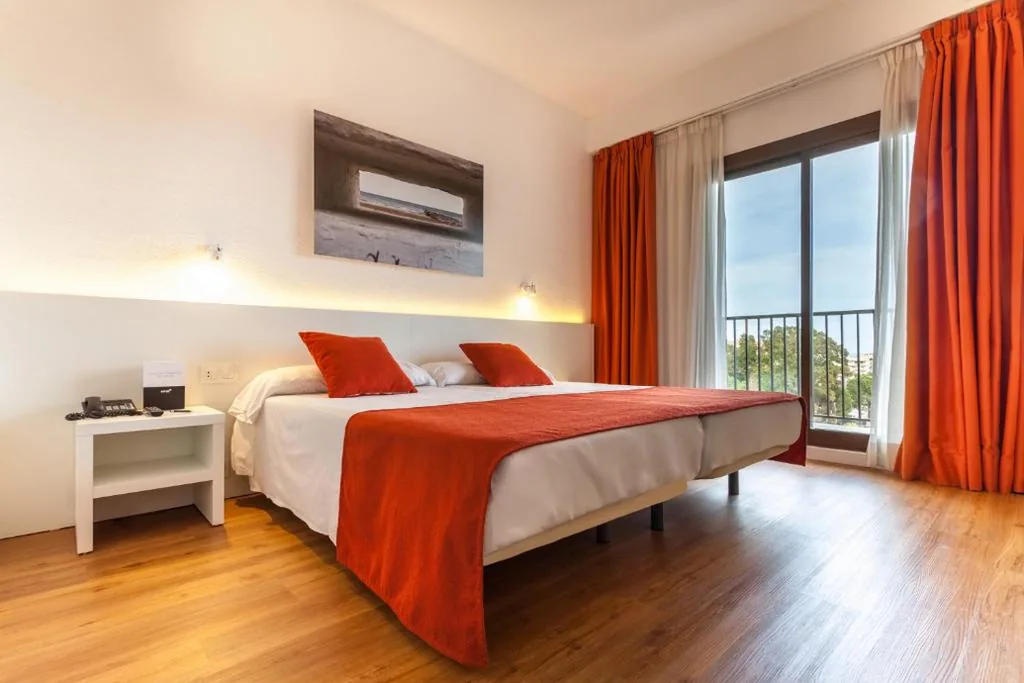 Habitación Doble con vistas a la piscina (2 adultos + 1 niño) - 1 o 2 camas + 1 cama supletoria — Intelier Orange