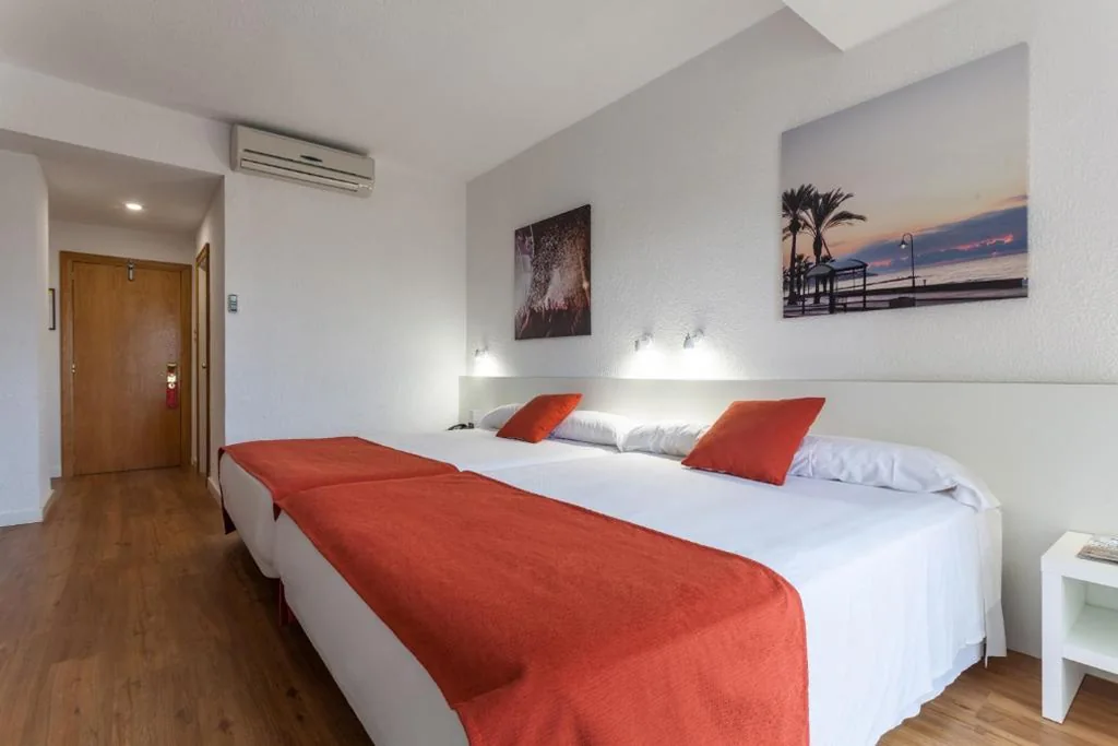 Habitación Doble para 4 adultos con 2 camas supletorias - 1 o 2 camas individuales — Intelier Orange