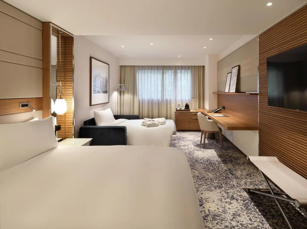 Klassieke kamer met extra groot tweepersoonsbed en slaapbank — InterContinental Barcelona by IHG