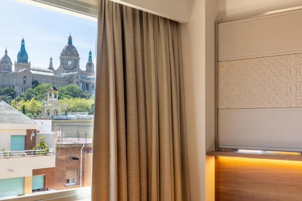 Klassieke kamer met extra groot tweepersoonsbed en uitzicht op het kasteel — InterContinental Barcelona by IHG