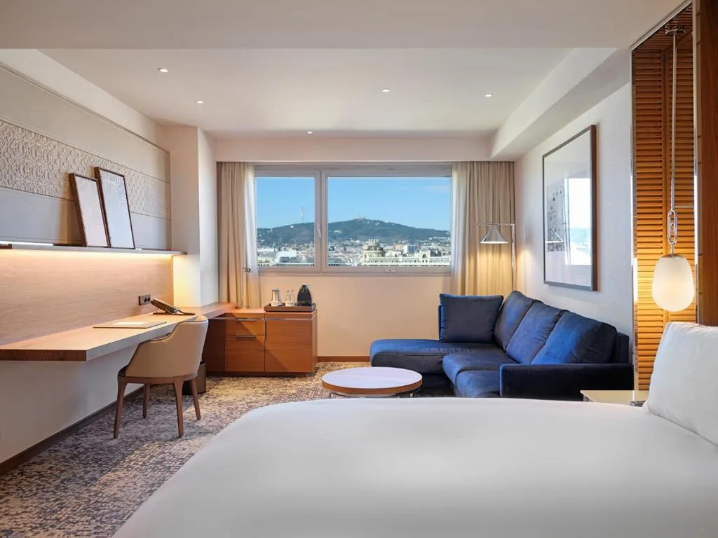 Klassieke kamer met extra groot tweepersoonsbed en uitzicht op de stad — InterContinental Barcelona by IHG