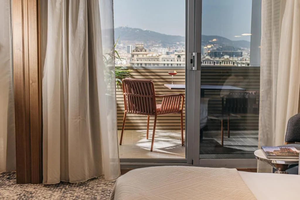 Suite met 1 slaapkamer, extra groot tweepersoonsbed, slaapbank en balkon — InterContinental Barcelona by IHG