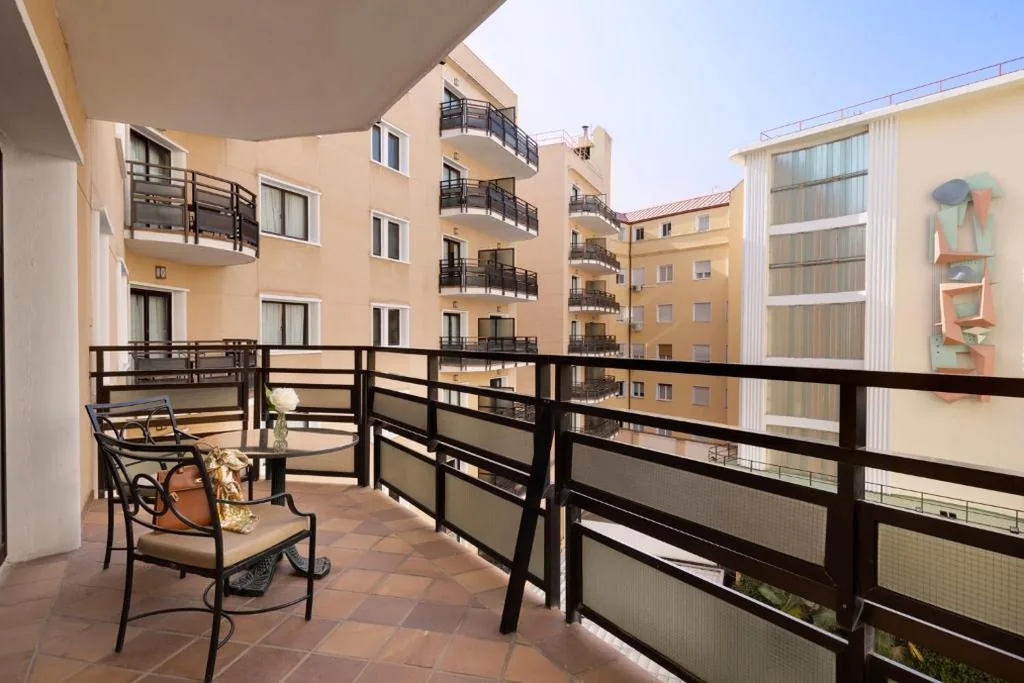 Suite Ambassador con terraza - Acceso al salón Club — InterContinental Madrid by IHG