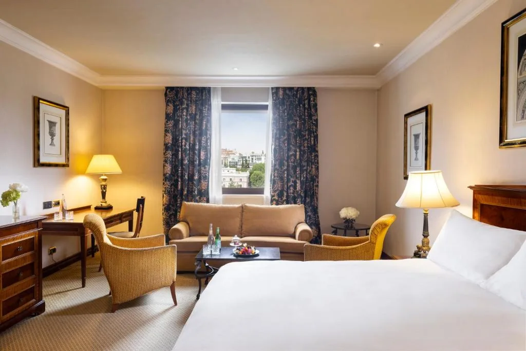 Suite Junior con cama extragrande y vistas a la Castellana - Acceso al salón Club — InterContinental Madrid by IHG