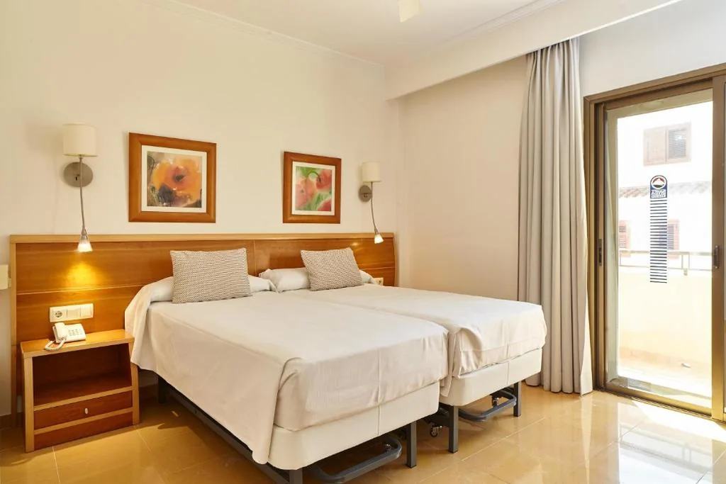 Tweepersoonskamer met uitzicht op het zwembad - 2 bedden — Invisa Hotel La Cala