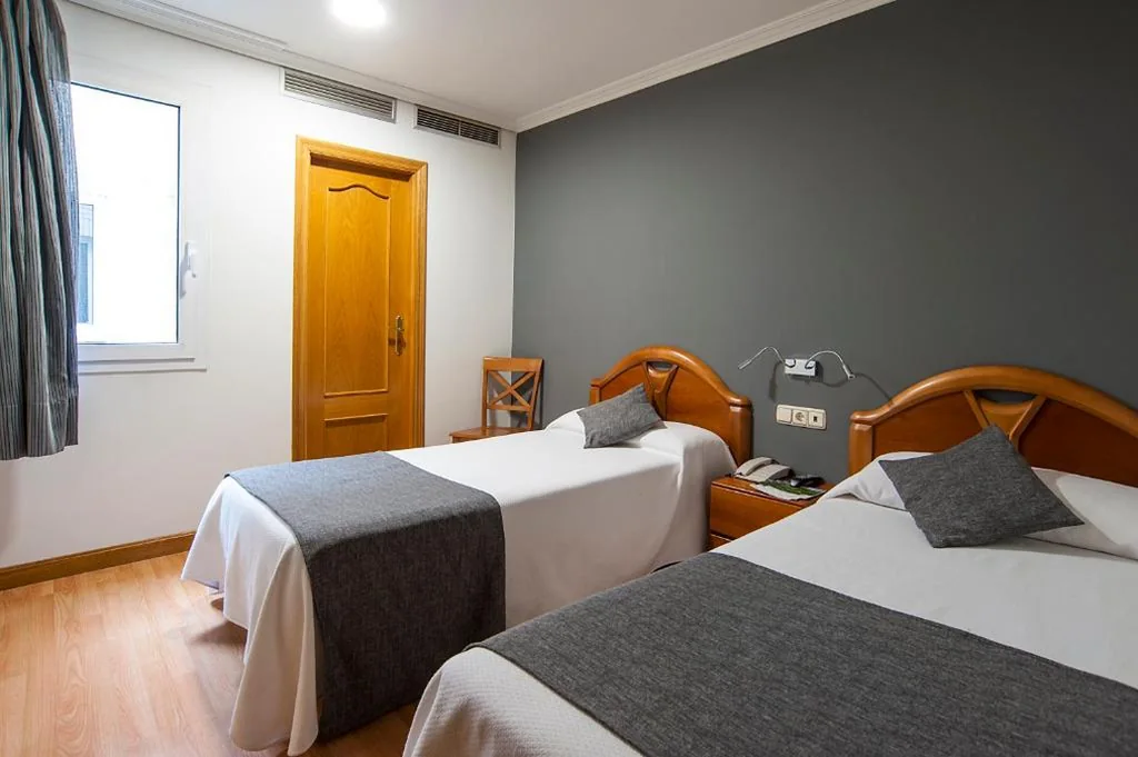 Habitación Doble Estándar - 2 camas — Iraipe Izaga Hostal