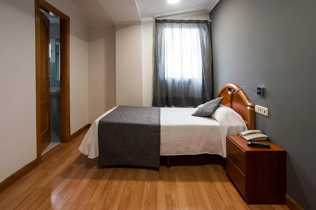 Habitación Individual con baño privado — Iraipe Izaga Hostal