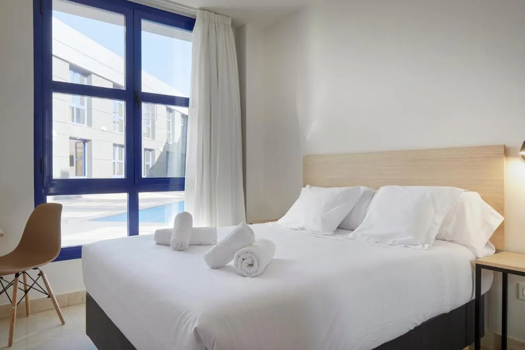 Chambre double avec grand lit — Iraipe Logroño Hotel