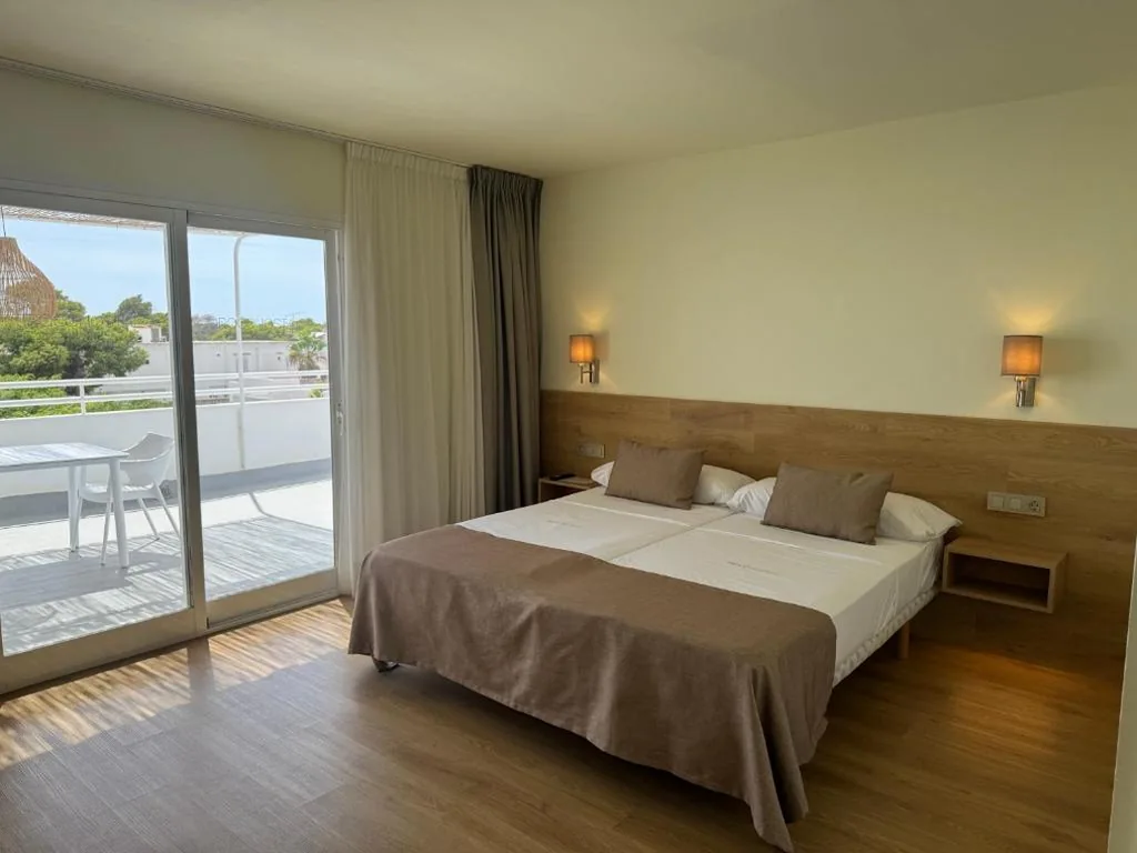 Habitación Doble Deluxe - 2 camas — IROCO HOSTAL
