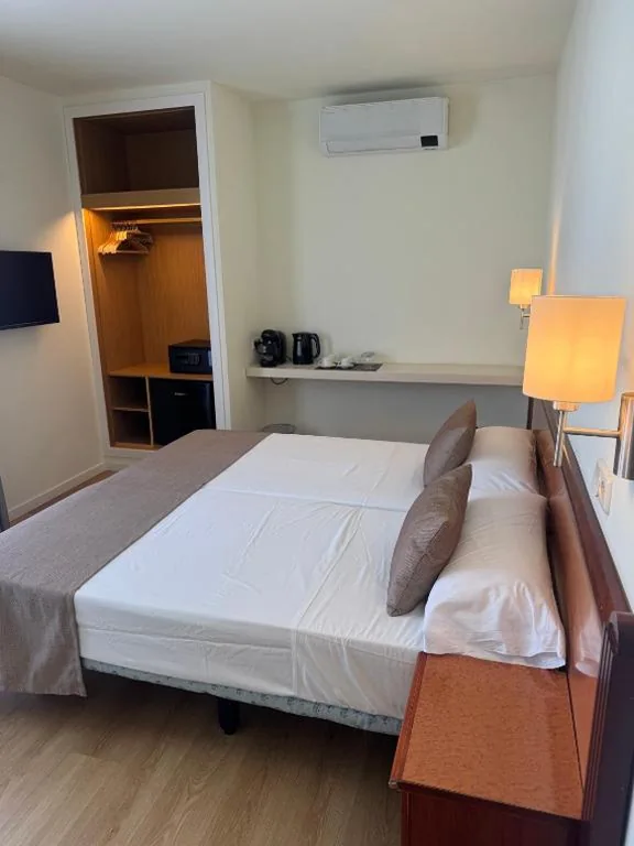 Habitación Doble Económica - 2 camas — IROCO HOSTAL