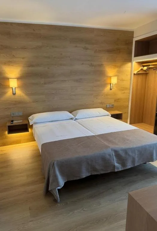 Habitación Doble Estándar - 2 camas — IROCO HOSTAL