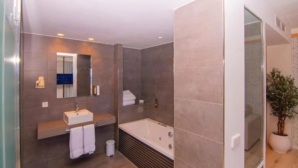 Junior Suite mit Aussicht und Whirlpool-Badewanne — Isla Mallorca & Spa