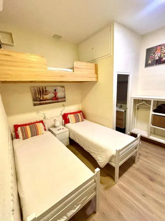 Chambre triple avec salle de bains commune — Itaca Hostel