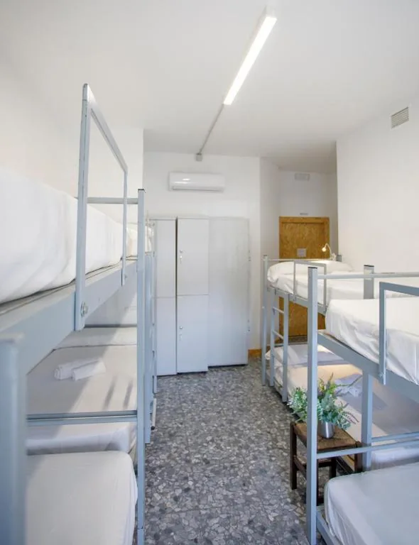 Posto letto in dormitorio misto da 8 posti — Italica Hostel