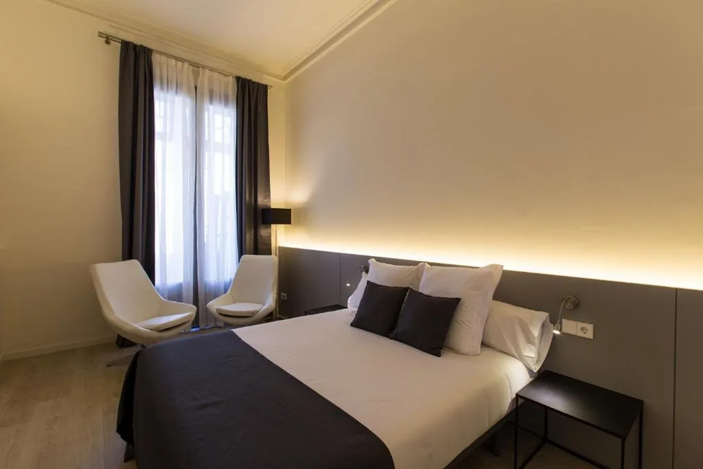 Habitación Doble con balcón - 1 o 2 camas — Izaila Plaza Catalunya
