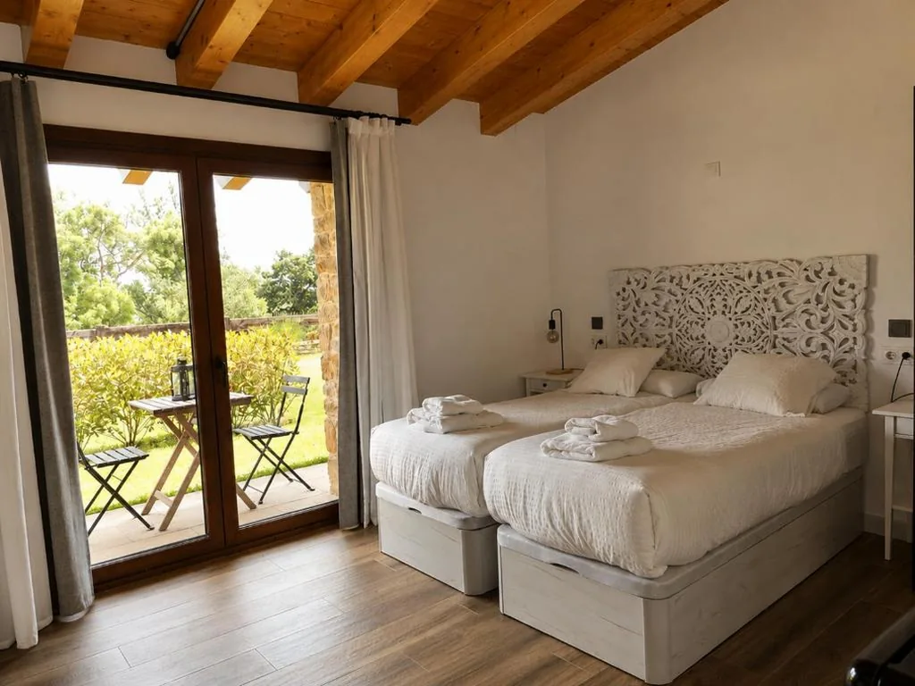 Habitación Triple con terraza — IZARBE Hotel Rural