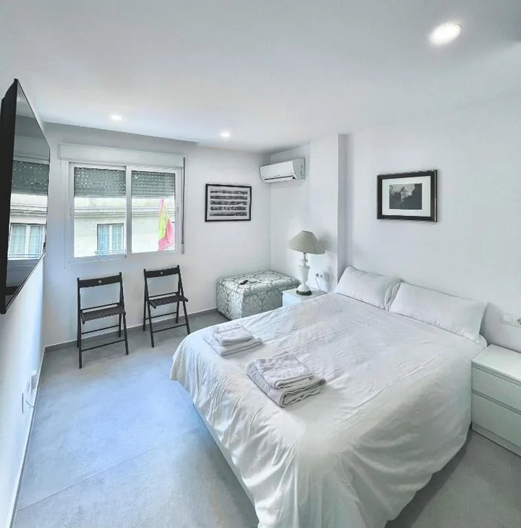 Double Room with Private Bathroom — Joya Suites Calle Victoria