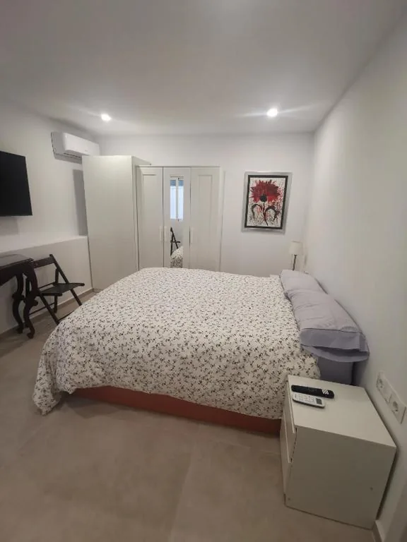 Double Room with Private Bathroom — Joya Suites Calle Victoria