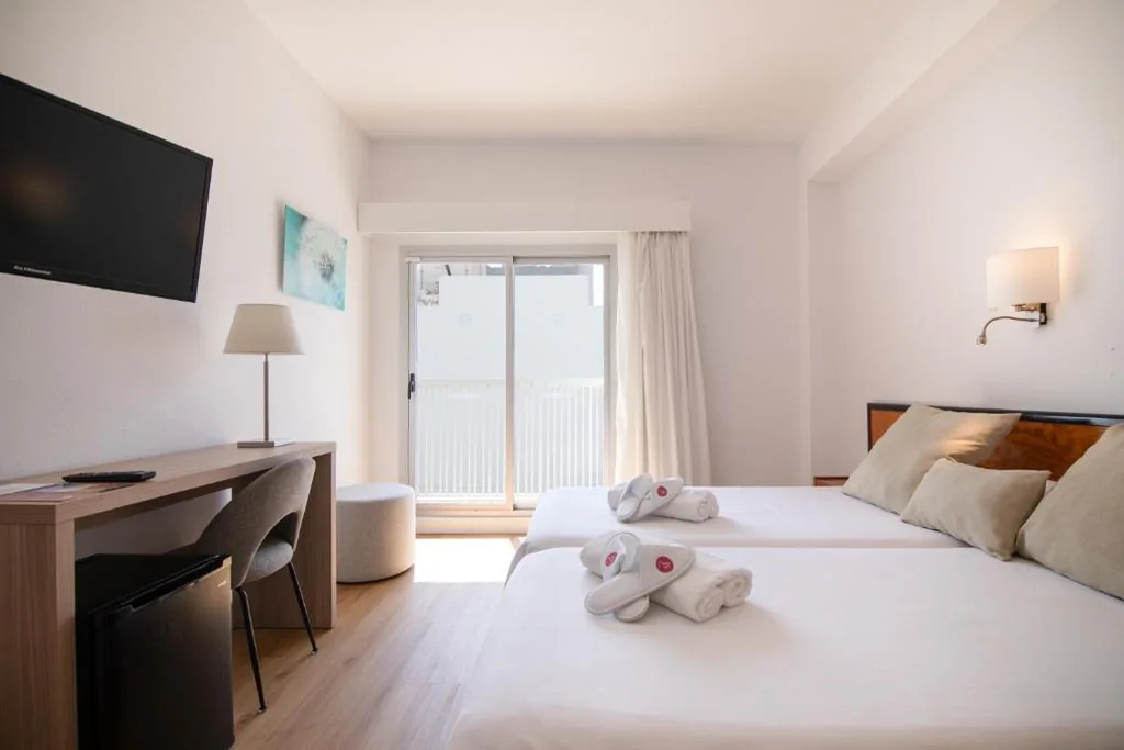 Habitación Doble con balcón y vistas laterales al mar — JS Miramar