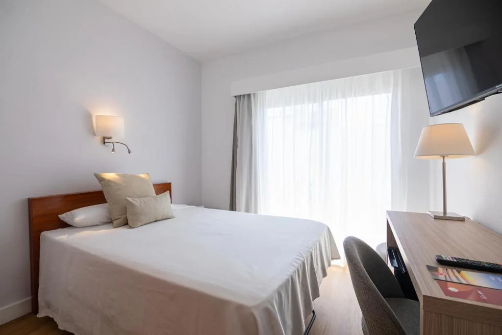 Habitación Individual con balcón y vistas laterales al mar — JS Miramar