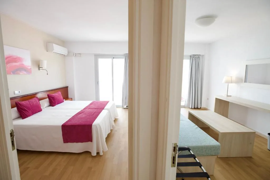 Chambre double avec salon et balcon — JS Sol de Can Picafort - Adults Only