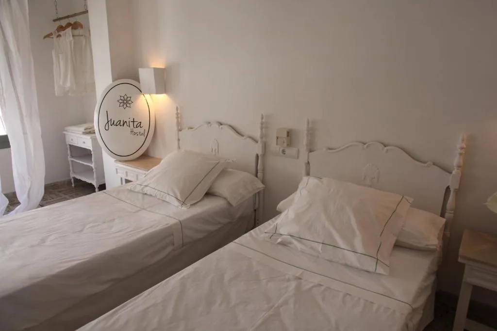 带共用浴室和阳台的标准双床间 — Juanita Hostal