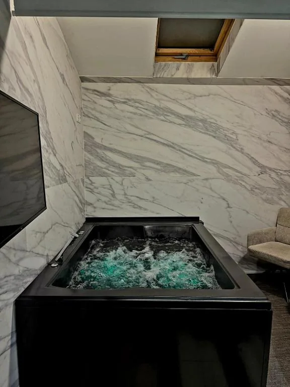 Zimmer mit großem Bett und Whirlpool — Junior Suites con Jacuzzi