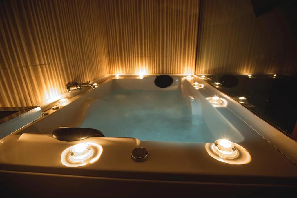 Doppelzimmer mit Whirlpool — Junior Suites con Jacuzzi