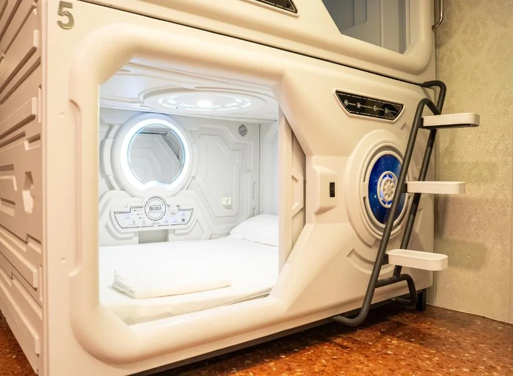 Tweepersoonskamer — Just Hostel Capsules Alicante - FREE Towels & Luggage Storage - Near Railway