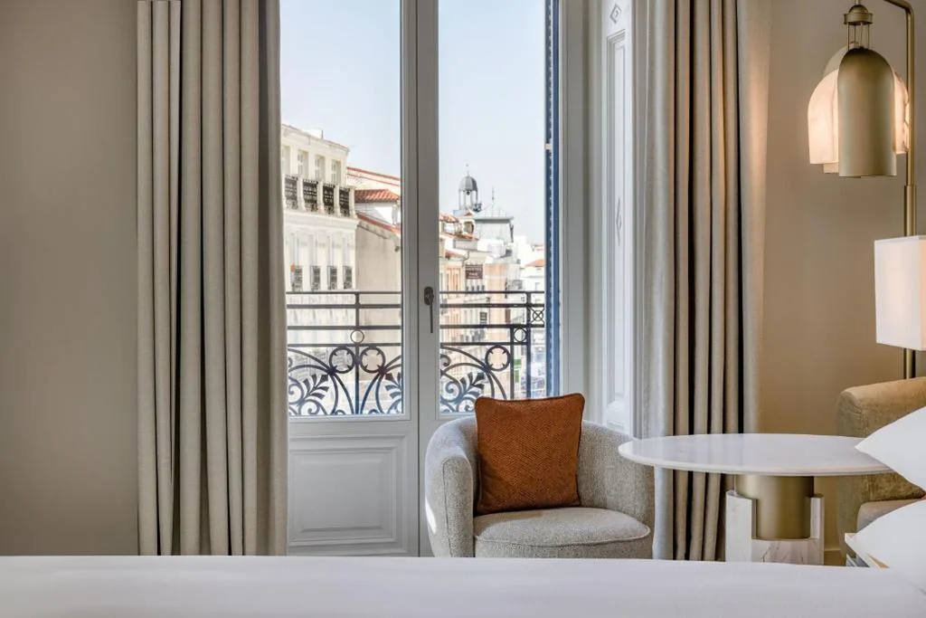 Camera Premium Deluxe angolare con vista sulla città - 1 letto extra-large — JW Marriott Hotel Madrid