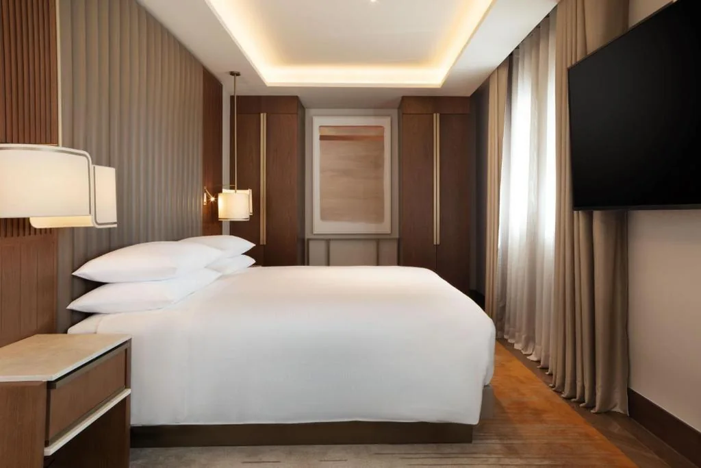 Suite Junior con letto extra-large, balcone e vista sul profilo urbano — JW Marriott Hotel Madrid