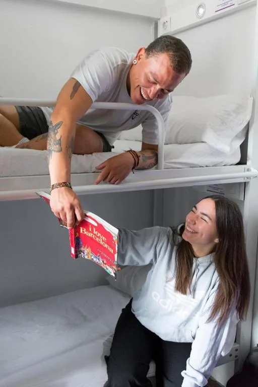 Cama em dormitório partilhado feminino com 6 camas — Kabul Party Hostel Barcelona