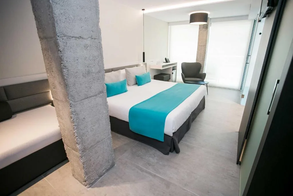 プールビュー・スーペリアトリプルルーム — KAKTUS Hotel Kaktus Playa