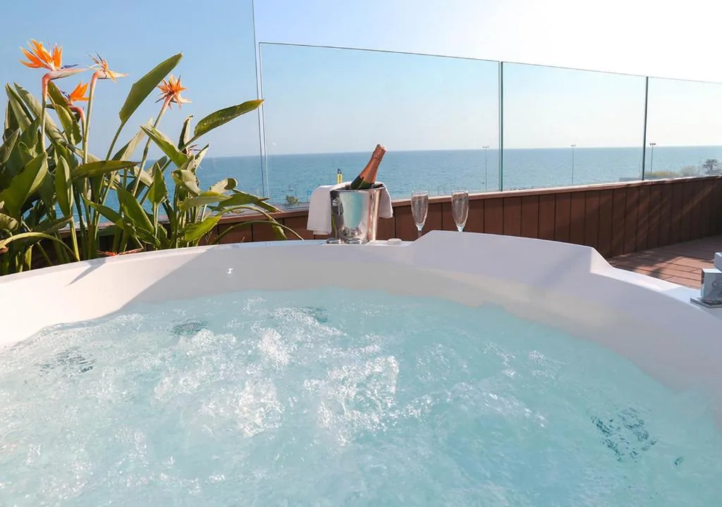 Habitación Doble Deluxe con vistas al mar — KAKTUS Hotel Volga