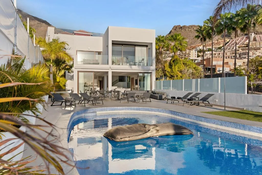 Villa mit privatem Pool — KARAT Villa Esmeralda
