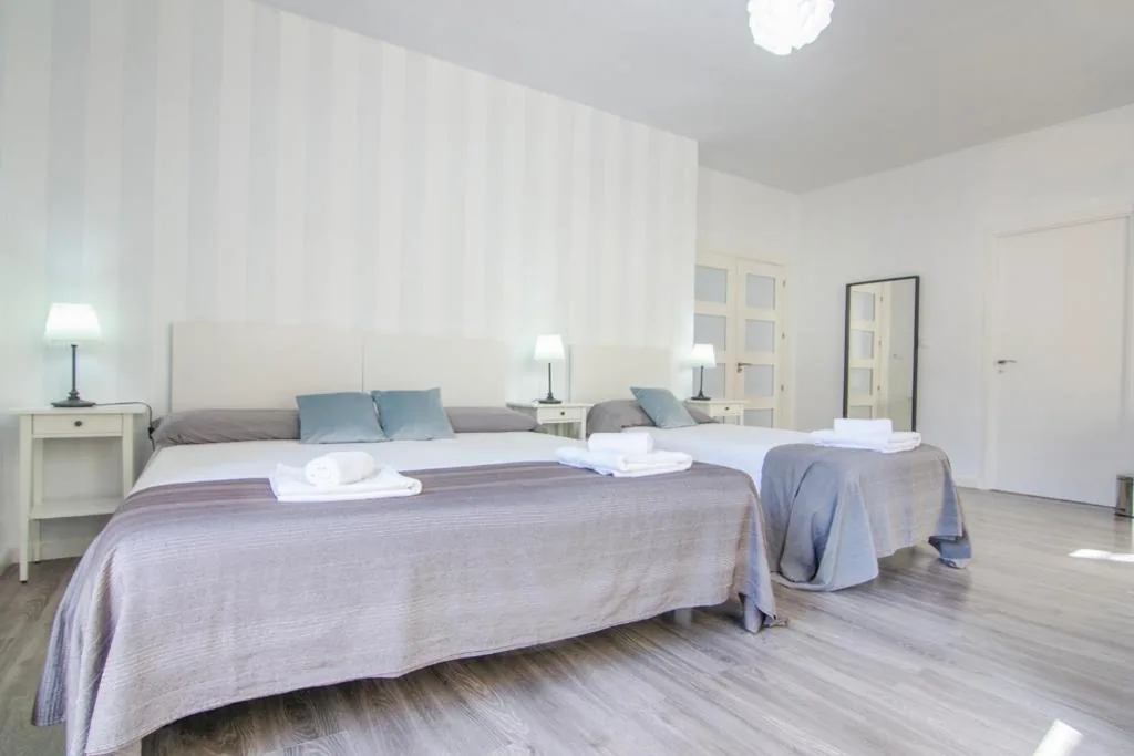 Dreibettzimmer mit Stadtblick — Kasa Katia Guest House