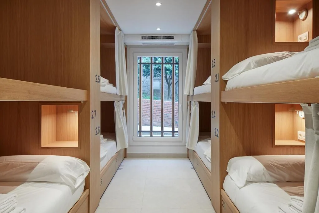 Lit dans un dortoir mixte de 8 lits — Kein Hostel