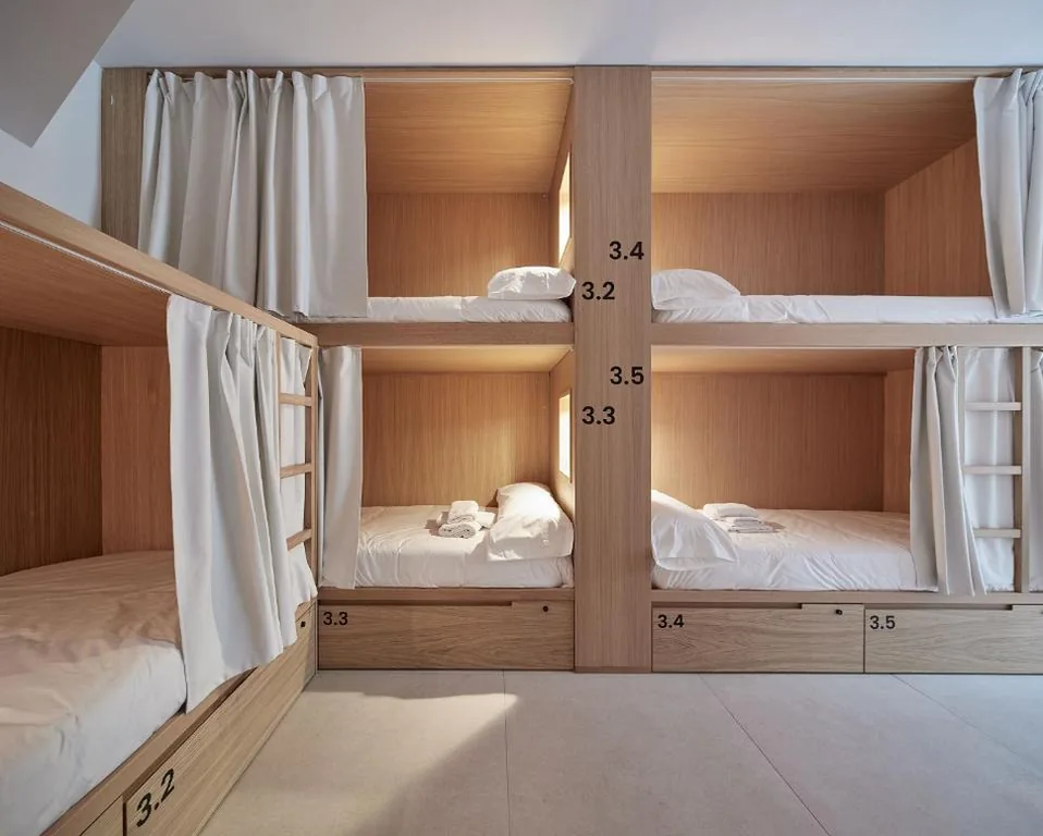 Lit dans un dortoir mixte de 8 lits — Kein Hostel