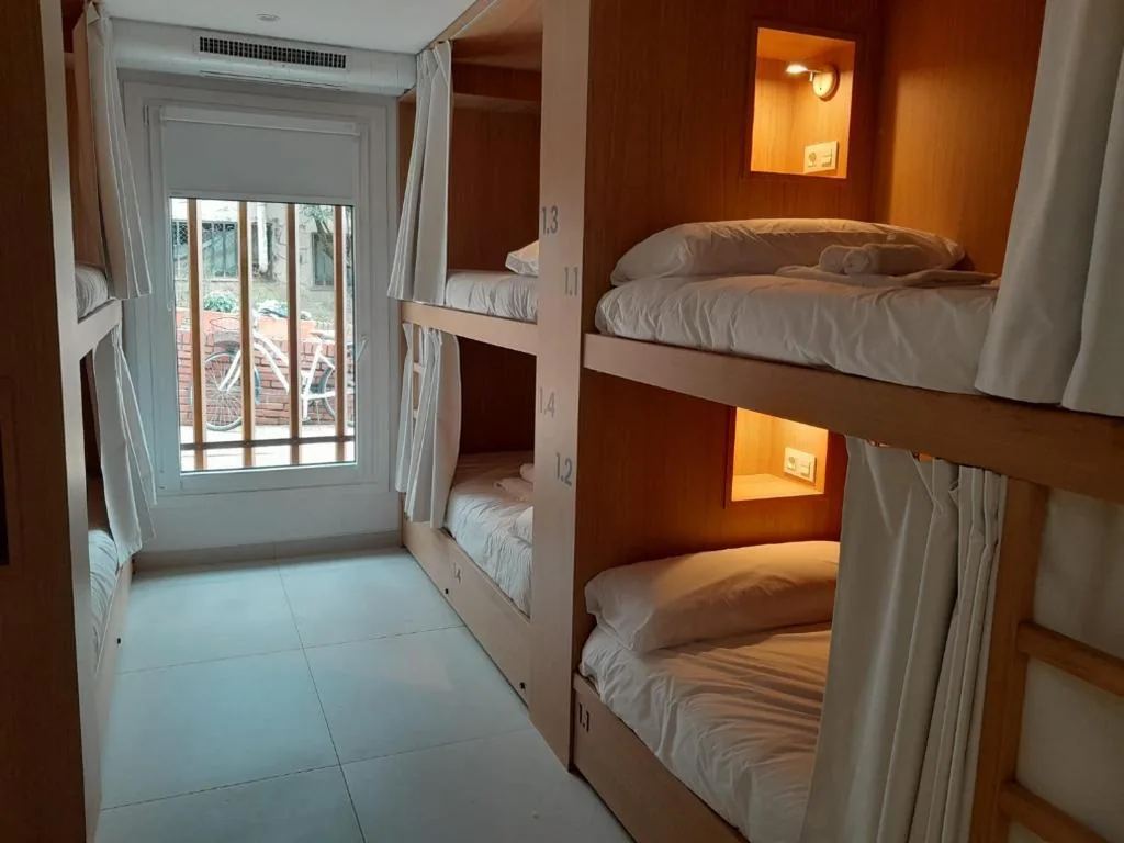 Chambre familiale avec salle de bains — Kein Hostel