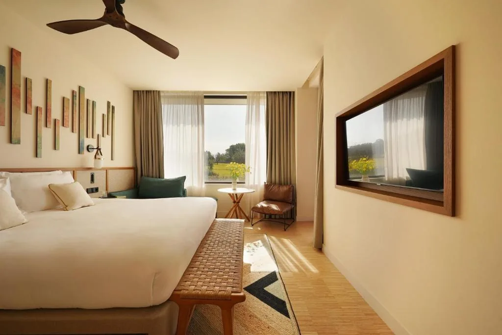 Camera matrimoniale con letto king-size e balcone — Kimpton Aysla Mallorca by IHG